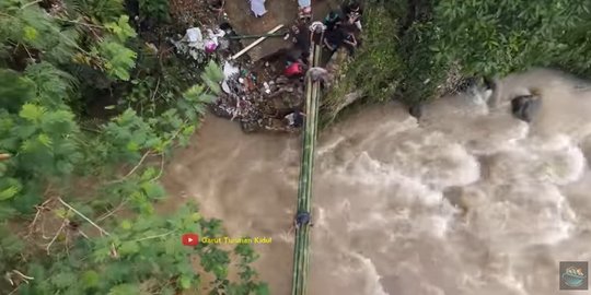 Pasca Banjir Bandang di Garut, Terlihat Ngeri Jembatan Darurat Bambu Dibikin Warga