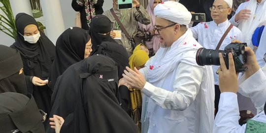 Rizieq Bebas Langsung Kumpul dengan Keluarga, Simpatisan Diminta Tak Ganggu Istirahat