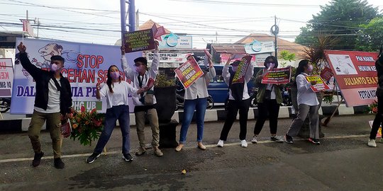 Motivator Julianto Eka Putra Hadapi Tuntutan Perkara Asusila, Massa Demo di PN Malang