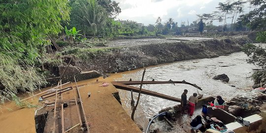Akses Warga Terputus akibat Banjir, Pemkab Garut Bangun 10 Jembatan Darurat