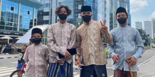 Pakai Sarung, Intip Potret Gaya Keluarga Gen Halilintar di Jalan Zebra Cross Sudirman