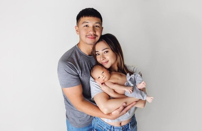 4 foto keluarga perdana nikita willy bareng baby izz ekspresinya menggemaskan