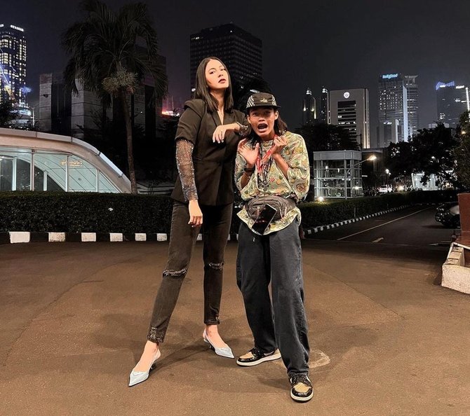 pose kece paula verhoeven bareng bonge si icon citayam fashion week jadi sorotan