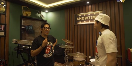 Bernuansa Rock Klasik, Intip Penampilan Studio Musik Terbaru Milik Andre Taulany