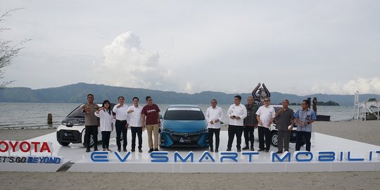 Kini Turis Bisa Menjajal Mobil Listrik Toyota di Kawasan Danau Toba, Sumatra Utara