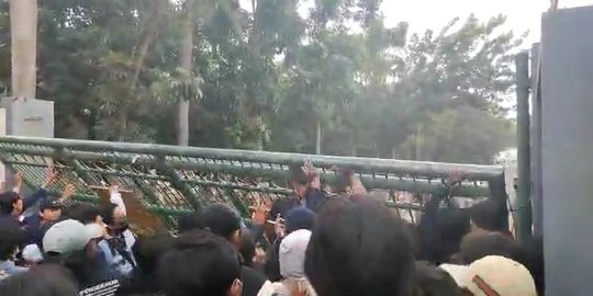 Unjuk Rasa Sengketa Tanah Ricuh, Mahasiswa Robohkan Gerbang Utama Pemkab Bekasi