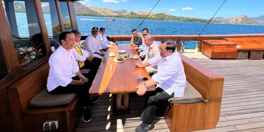 Momen Presiden Jokowi Naik Kapal Pinisi ke Taman Nasional Komodo
