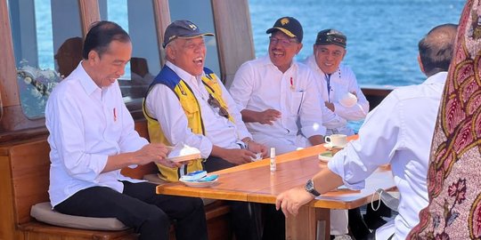 Momen Canda Tawa Jokowi dan Menteri di Atas Kapal Pinisi Labuan Bajo