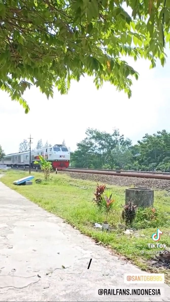 cara masinis sapa istrinya saat lewat depan rumah