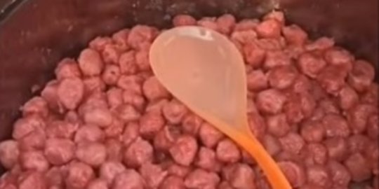 Penjual Ini Jual Bakso Warna Pink, Fakta Bahan Bakunya Curi Perhatian