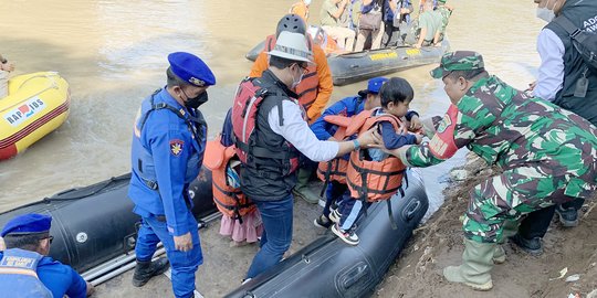 43 Jembatan Di Garut Hancur Akibat Banjir Warga Diseberangkan Dengan Perahu Karet 3173