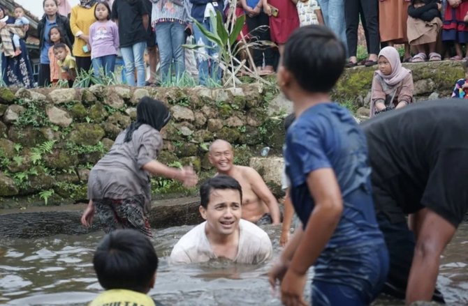 4 potret sahrul gunawan hadiri acara warga gayanya curi perhatian