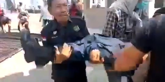 Pagar Kejari Palopo Roboh Didorong Mahasiswa saat Demo, Satpam Tewas Tertimpa