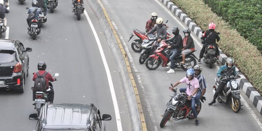 Razia Kendaraan Penerobos Jalur Transjakarta, Pemotor Nekat Putar Arah