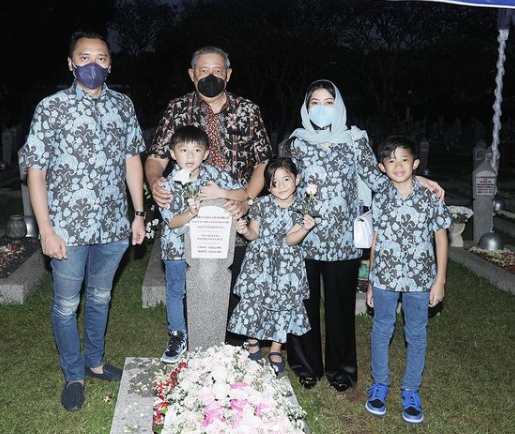 tabur bunga hingga baca doa intip momen keluarga sby ziarah ke makam ani yudhoyono