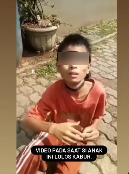 bocah laki laki mengesot kaki dirantai dan digembok