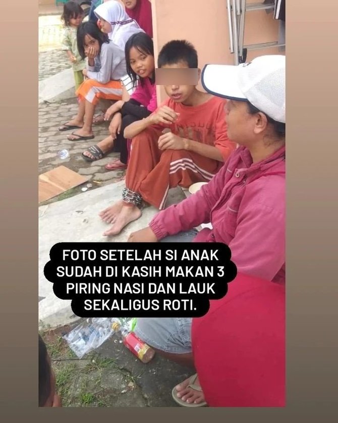 bocah laki laki mengesot kaki dirantai dan digembok