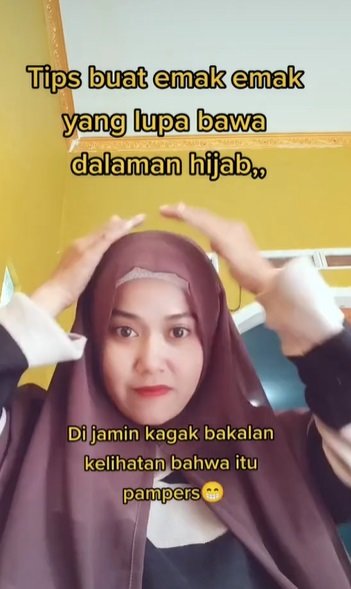 emak emak beri tips bagi ibu ibu yang lupa bawa dalaman hijab gantinya tak terduga