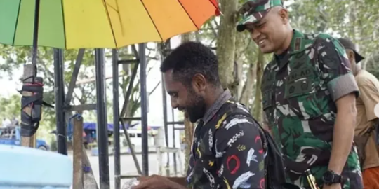 Jual Cilok untuk Biaya Kuliah, Aksi Pemuda Ini Tuai Simpati Brigjen TNI