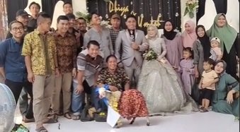 pengantin dapat kado kambing dari rekanhasil iuran seluruh karangtaruna bikin ngakak