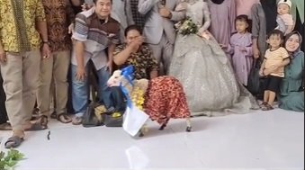 pengantin dapat kado kambing dari rekanhasil iuran seluruh karangtaruna bikin ngakak