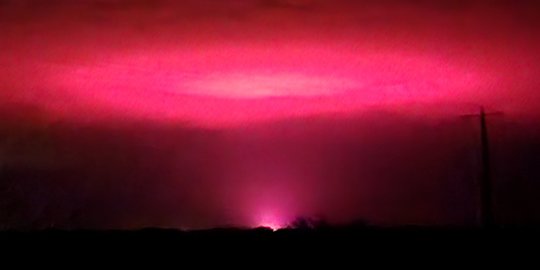 Penampakan Cahaya Pink Misterius Gegerkan Warga Australia