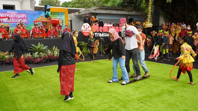 banyuwangi gelar festival permainan tradisional