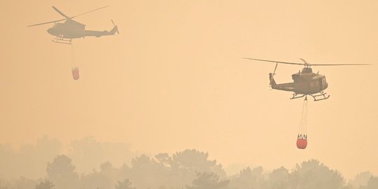 Kesibukan Helikopter Militer Slovenia Perangi Kebakaran Hutan