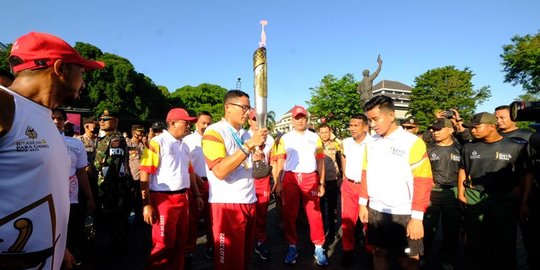 Torch Relay ASEAN Para Games, Sandiaga Uno dan Gibran Lari Bawa Obor