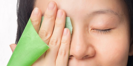 8 Cara Merawat Wajah Berminyak dengan Tepat, Tak Cukup dengan Cuci Muka Saja