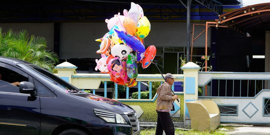 Kakek di Kediri Jualan Balon untuk Hidupi Cucu Berkebutuhan Khusus, Bupati Bantu Ini