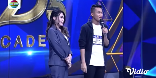 Via Vallen Kepergok Sang Suami sedang Dirayu oleh Peserta D'Academy 5 'Cincin Mana'