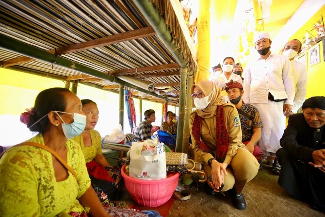 bupati ipuk hadiri pengabenan massal