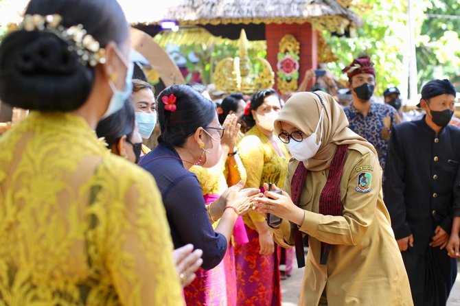 bupati ipuk hadiri pengabenan massal