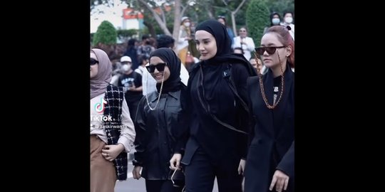 Aksi Zaskia Sungkar di 'Citayam Fashion Week', Penampilannya Mencuri Perhatian