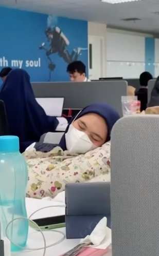 karyawan tertidur saat kerja