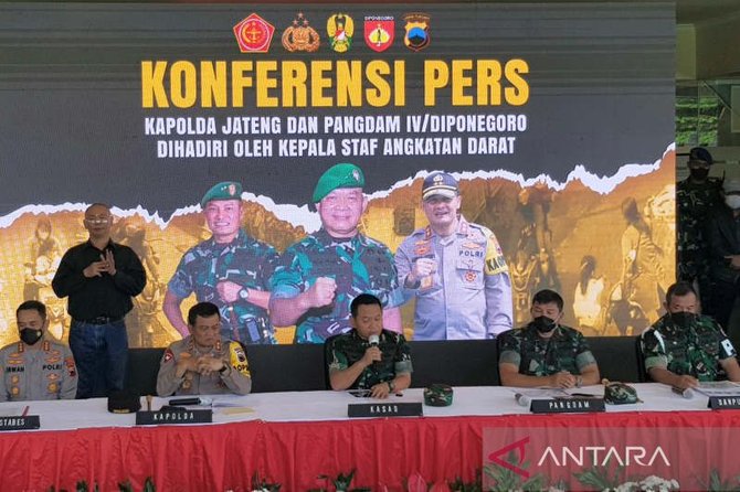 kasad jenderal tni dudung abdurachman berbicara saat pers rilis kasus penembakan istri anggota tni di semarang