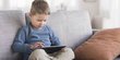 Penyebab dan Cara Mengatasi Kecanduan Gadget yang Terjadi pada Anak