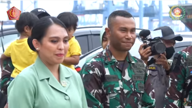 sertu bella antar suami berangkat tugas