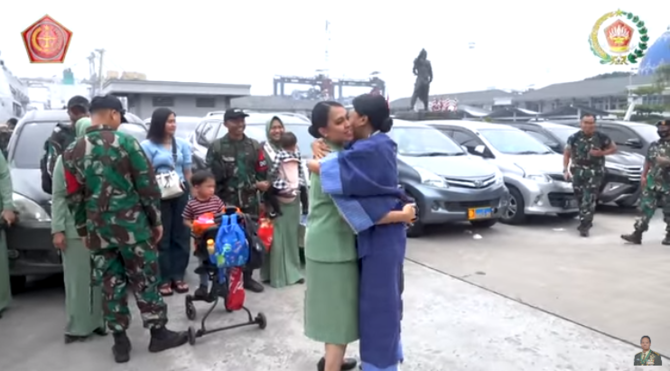 sertu bella antar suami berangkat tugas
