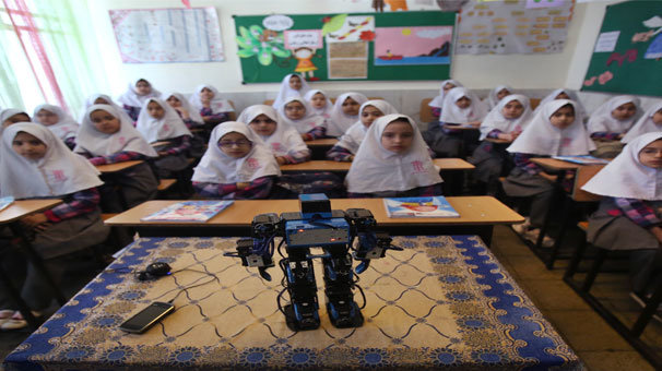 veldan robot pintar mengajarkan murid murid sekolah dasar iran berdoa