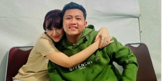 Tampil Mesra, Intip Potret Terbaru Kebersamaan Happy Asmara dan Denny Caknan