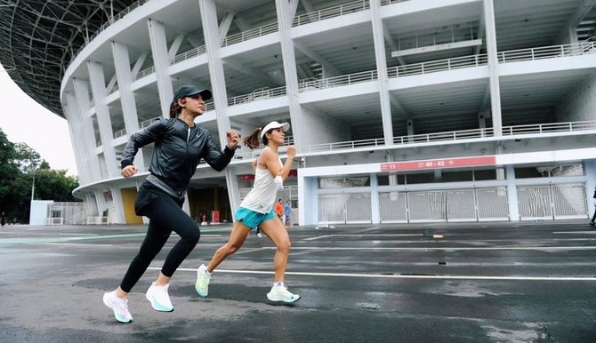 ini portet najwa shihab saat jogging di gbk akui olahraga yang bisa mengelola stress