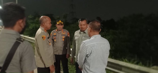 anggota dpr buka blokade jalan tol jatikarya