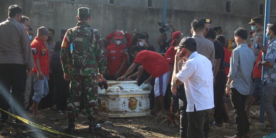 Pembongkaran Makam Brigadir J Dimulai, Peti Jenazah Dikeluarkan dari Liang Lahat