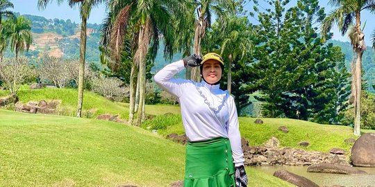 Momen Keseruan Astrid Kuya Main Golf, Penampilannya Mencuri Perhatian