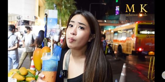 Potret Crazy Rich Bali Maharani Kemala Berburu Kuliner di Pasar Malam di Thailand