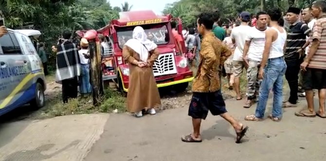 odong odong di serang tertabrak kereta