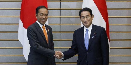 Senyum Presiden Jokowi Bertemu PM Jepang Fumio Kishida