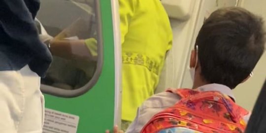 Banjir Pujian, Begini Momen Bocah Naik Pesawat Sendiri dari Palembang ke Batam
